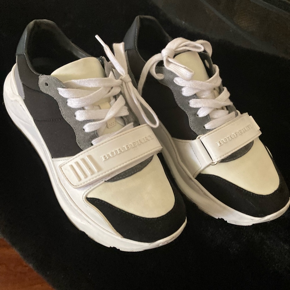 Burberry low top snaeakers
